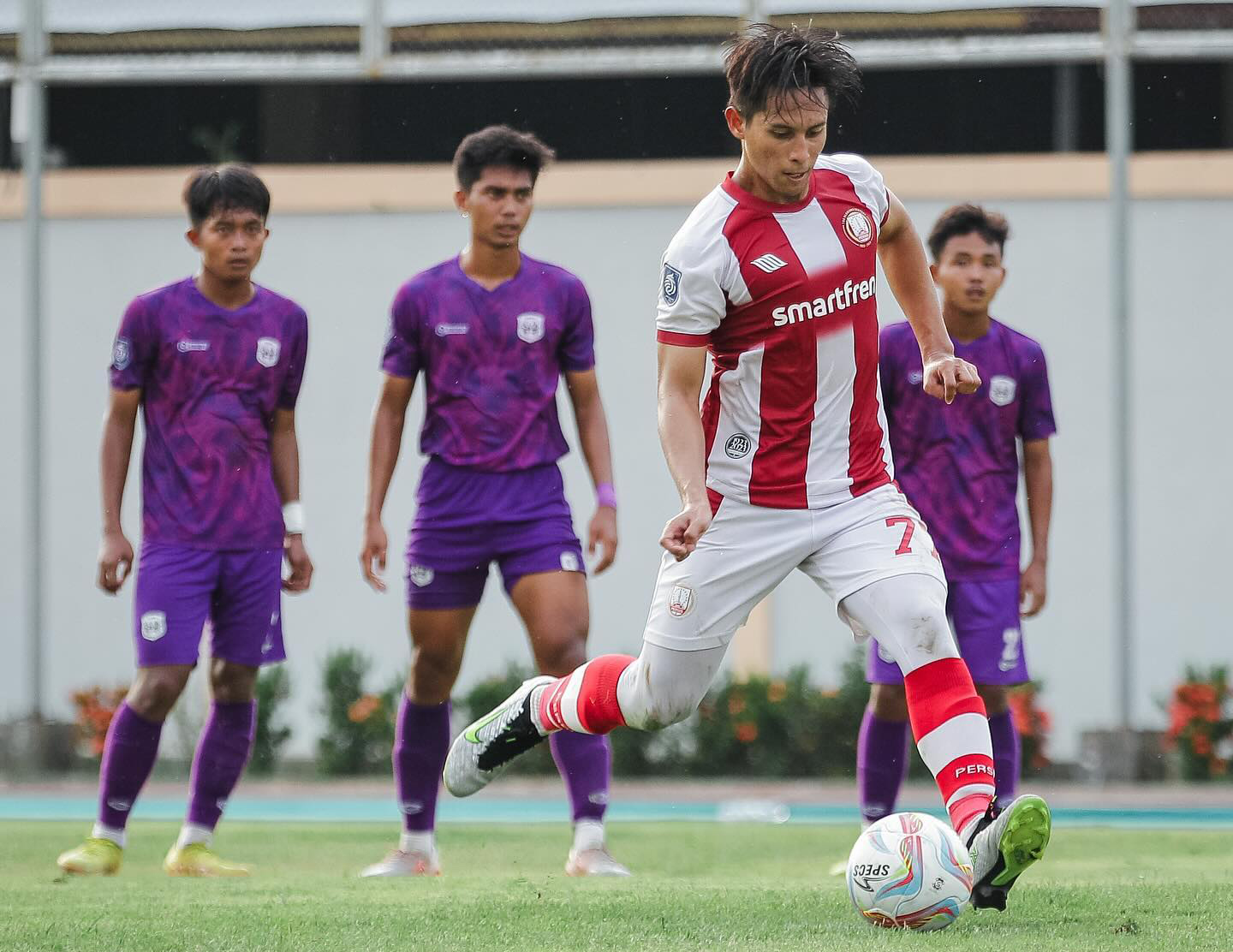 Striker Persis Solo U-20 Nadhif Girasta mengeksekusi penalti saat melawan RANS Nusantara FC di ajang Elite Pro Academu (EPA) 2023. (PERSIS SOLO OFFICIAL)