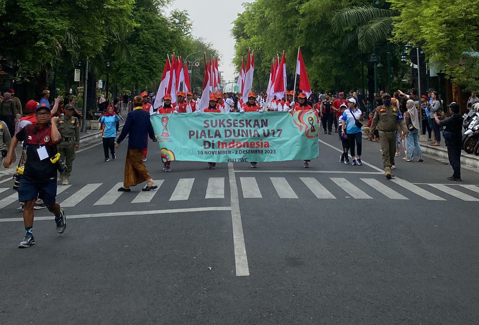 MERIAH: Suasana thropy experience Piala Dunia U-17 dari Stadion Sriwedari melalui jalan Slamet Riyadi hingga finish di Pura Mangkunegaran. Masyarakat antusias menyaksikan tropi piala dunia tersebut.