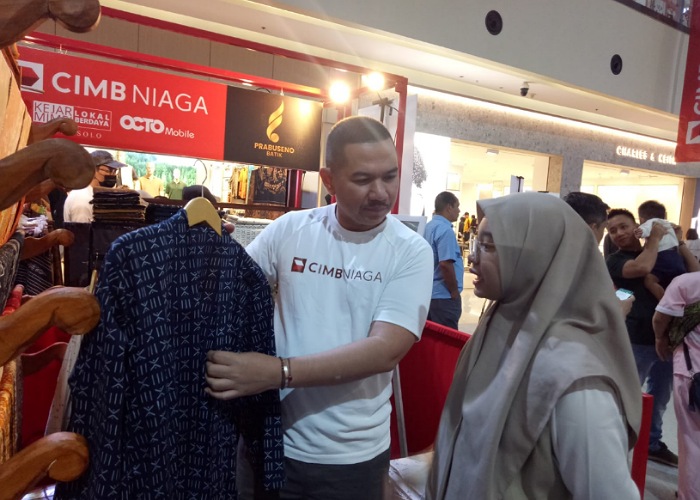 Senior Vice President Brand Stategy and Experienced CIMB Niaga Muhamad Firdaus Andjar berbincang dengan peserta pameran Kejar Mimpi Lokal Berdaya di Solo Paragon Mall, Minggu (24/9).
