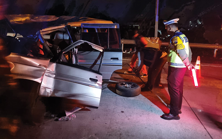 MIRIS: Kondisi kendaraan usai terjadi laka di Jalan Tol Semarang-Solo jalur A kilometer (KM) 486+100, Sabtu malam (4/11).