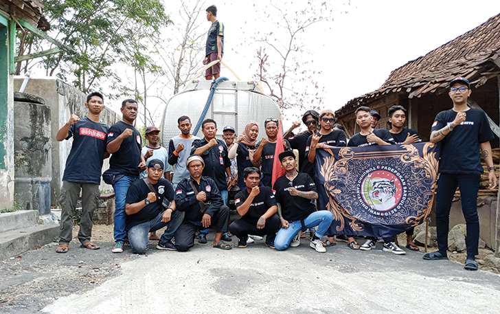 JIWA SOSIAL TINGGI: SS Militan Cabang Sukoharjo bagikan air bersih bagi warga Weru yang terdampak kekeringan, kemarin.