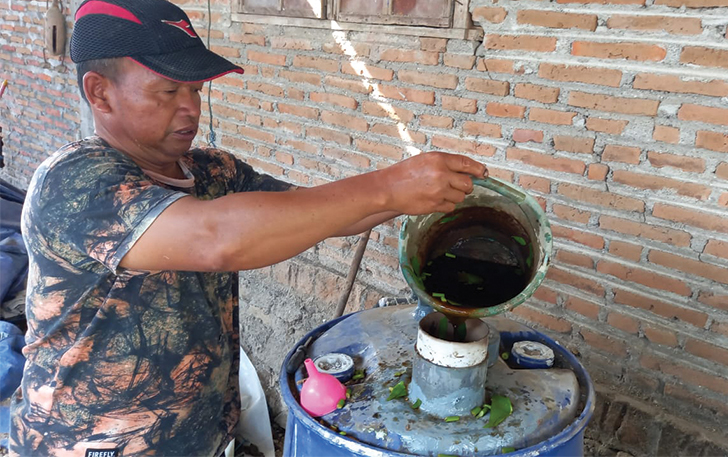 LEBIH EFISIEN: Dalmanto mempraktikkan cara membuat biogas dari daun enceng gondok kemarin.