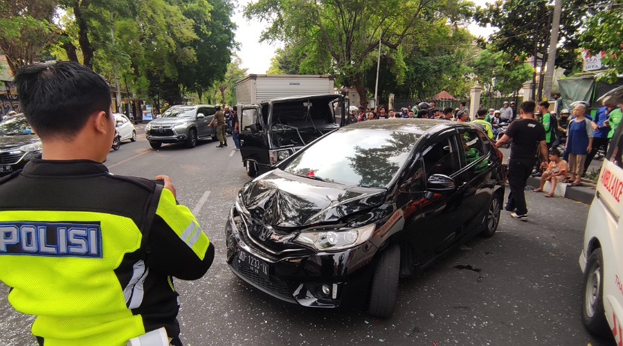 Anggota Satlantas di lokasi kecelakaan Jalan Slamet Riyadi, tepatnya perempatan Luwes dan Hotel Novotel, Selasa 6/11/2023