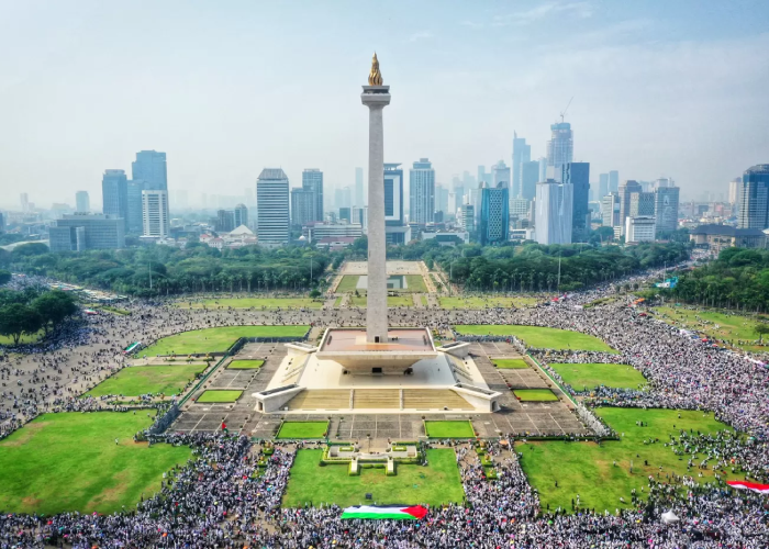 Ribuan massa aksi bela Palestina memadati kawasan silang Monumen Nasional (Monas), Jakarta, Minggu (05/11/2023).