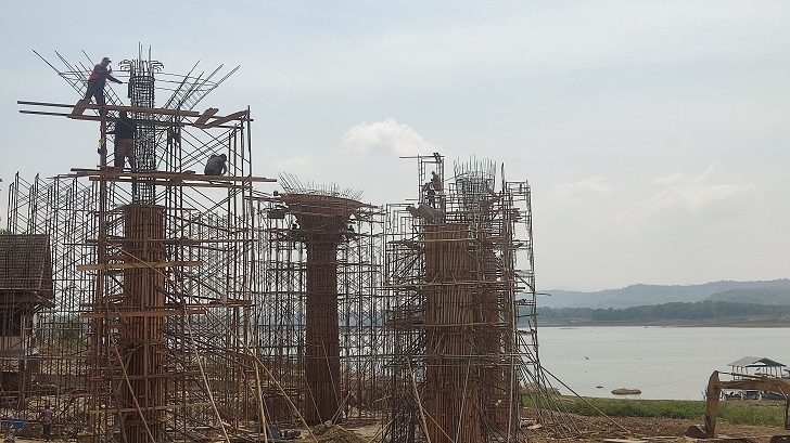 Pekerja menggarap bangunan jembatan yang menjorok ke perairan Waduk Gajah Mungkur, Senin (6/11/2023).