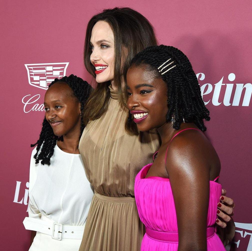 Angelina Jolie berfoto bersama dua anak-anak remaja.