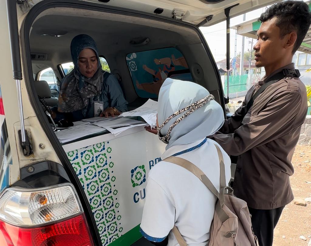 Pelayanan BPJS Keliling saat beroperasi di Pabrik PT Sari Warna Textile 2 Boyolali untuk melayani para peserta JKN.