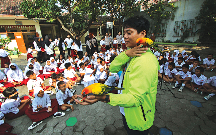 Komunitas Free Flay Solo Raya memberikan edukasi kepada anak untuk mengenal satwa sejak dini.