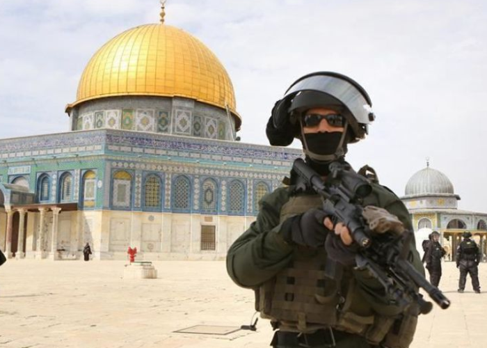 Tentara Israel berjaga-jaga di dekat Masjid Kubbah Shakhrah di Kompleks Masjid Al Aqsha.