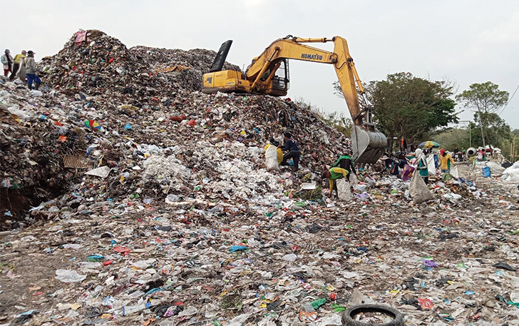 MENGGUNUNG: Sampah di TPA Mojorejo, Kecamatan Bendosari, kemarin (6/11).