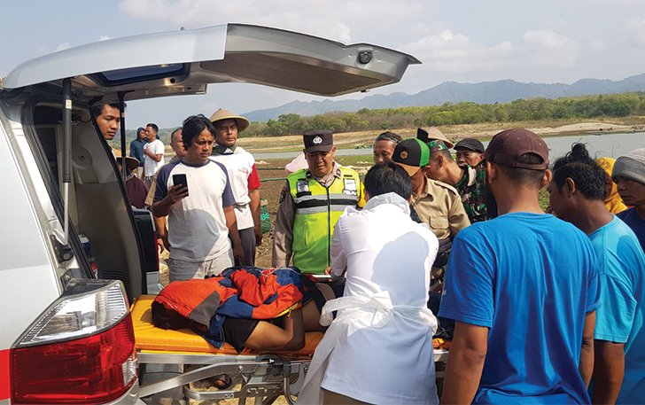 Evakuasi korban kecelakaan air di Lingkungan Pudak Kelurahan Wuryantoro Selasa (7/11).