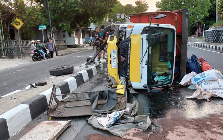 Truk pengangkut katul yang terguling di timur Jembatan Pokoh Selasa (7/11).
