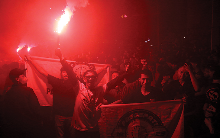 Pesta Flare merayakan 100 tahun Persis Solo di sepanjang Jalan Slamet Riyadi, Rabu (8/1/) dini hari.