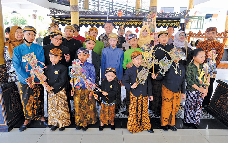 TAK LEKANG ZAMAN: Anak-anak yang tampil di Hari Wayang Nasional di IKM Semanggi kemarin.