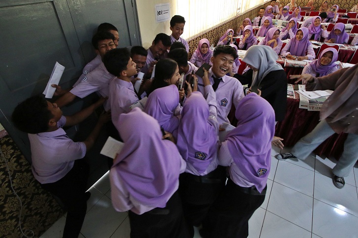 Murid SMKN 1 Boyolali praktik mewancarai narasumber dengan cara door stop dalam pelatihan jurnalistik menggandeng Radar Solo, Rabu (8/11/2023)