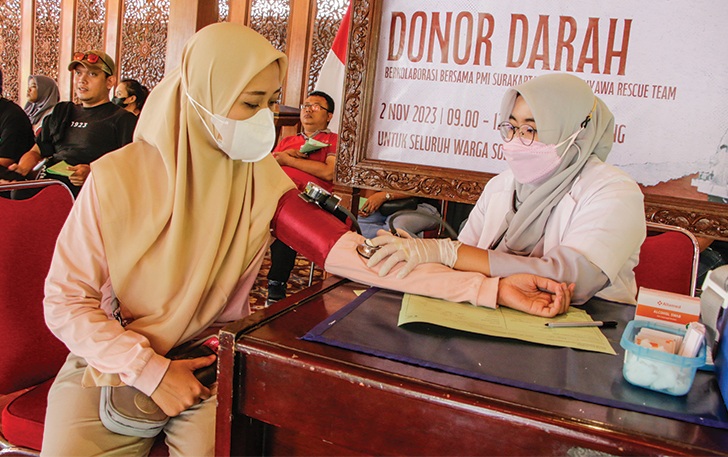 TAHAN SAKIT: Donor darah yang dicanangkan manajemen Persis Solo di Loji Gandrung.