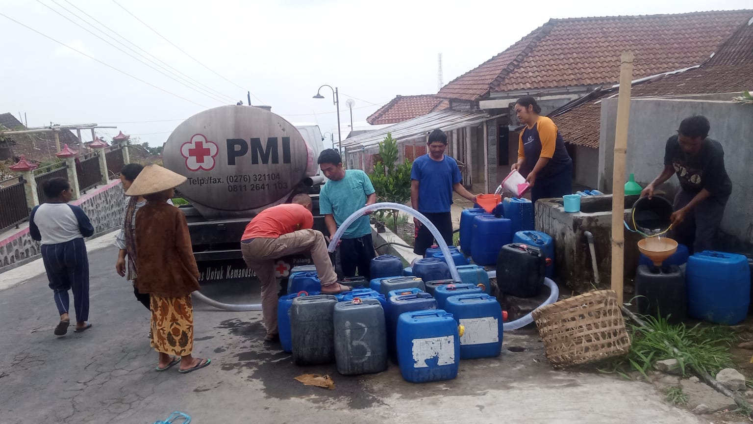 Dropping air bersih di Desa Senden, Kecamatan Selo, Kabupaten Boyolali, belum lama ini.&nbsp;