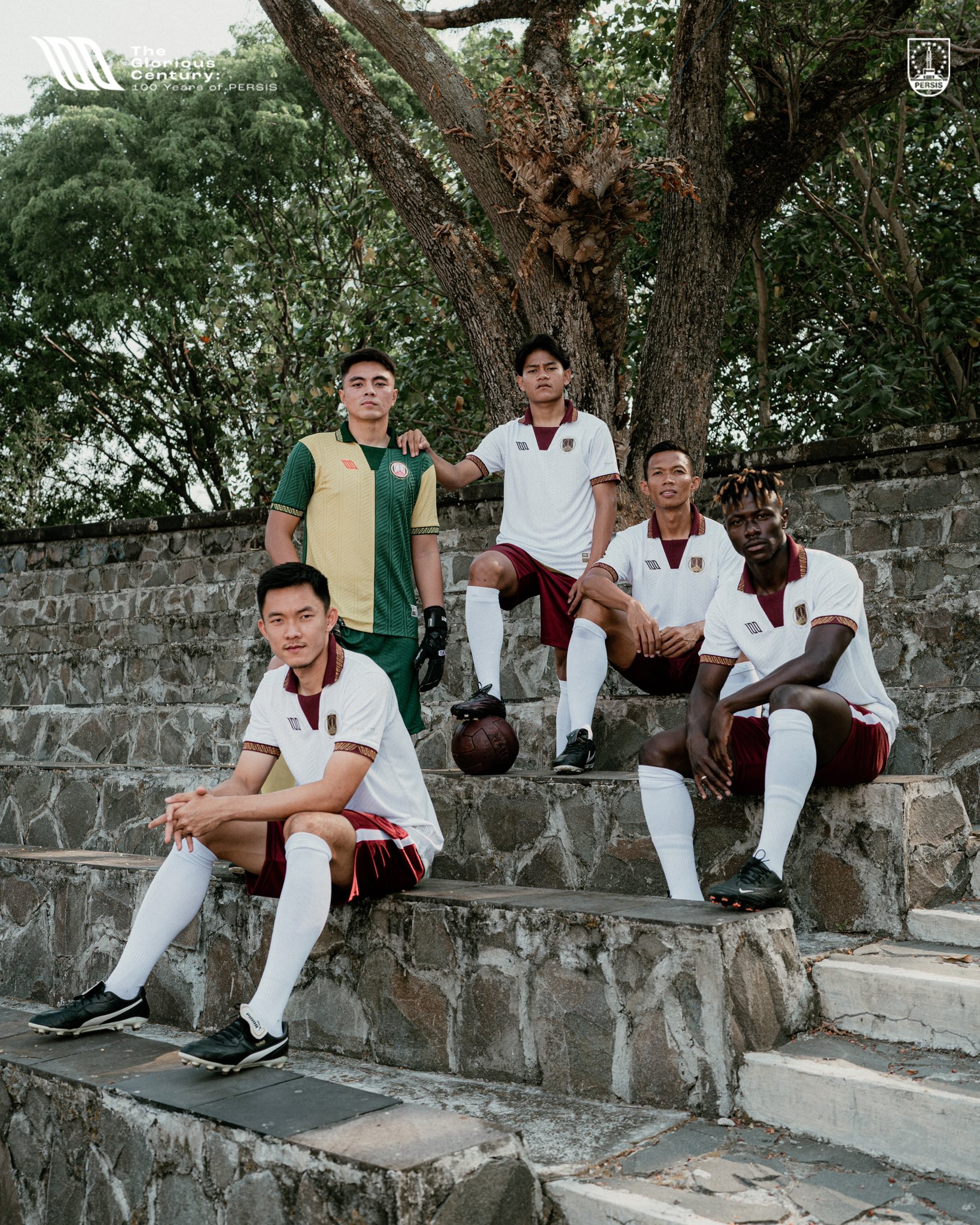 Sutanto Tan, Gianluca Pandeynuwu, Zanadin Fariz , Eky Taufik, dan Moussa Sidibe mengenakan jersey memorabilia Persis menyambut HUT ke-100-nya.