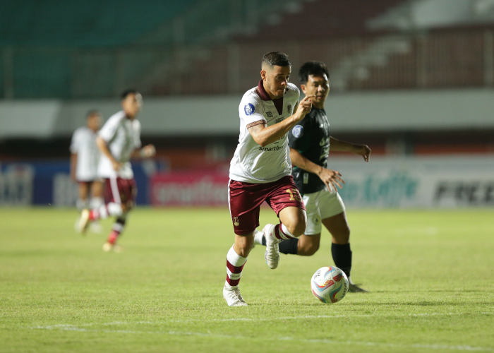 Penggawa Persis Solo Alexis Messidoro saat laga melawan PSS Sleman di Stadion Maguwoharjo, Sleman, Rabu (8/11).