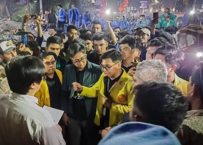 Ketua Badan Eksekutif Mahasiswa Universitas Indonesia (BEM UI) Melki Sadek Huang saat menggelar aksi.