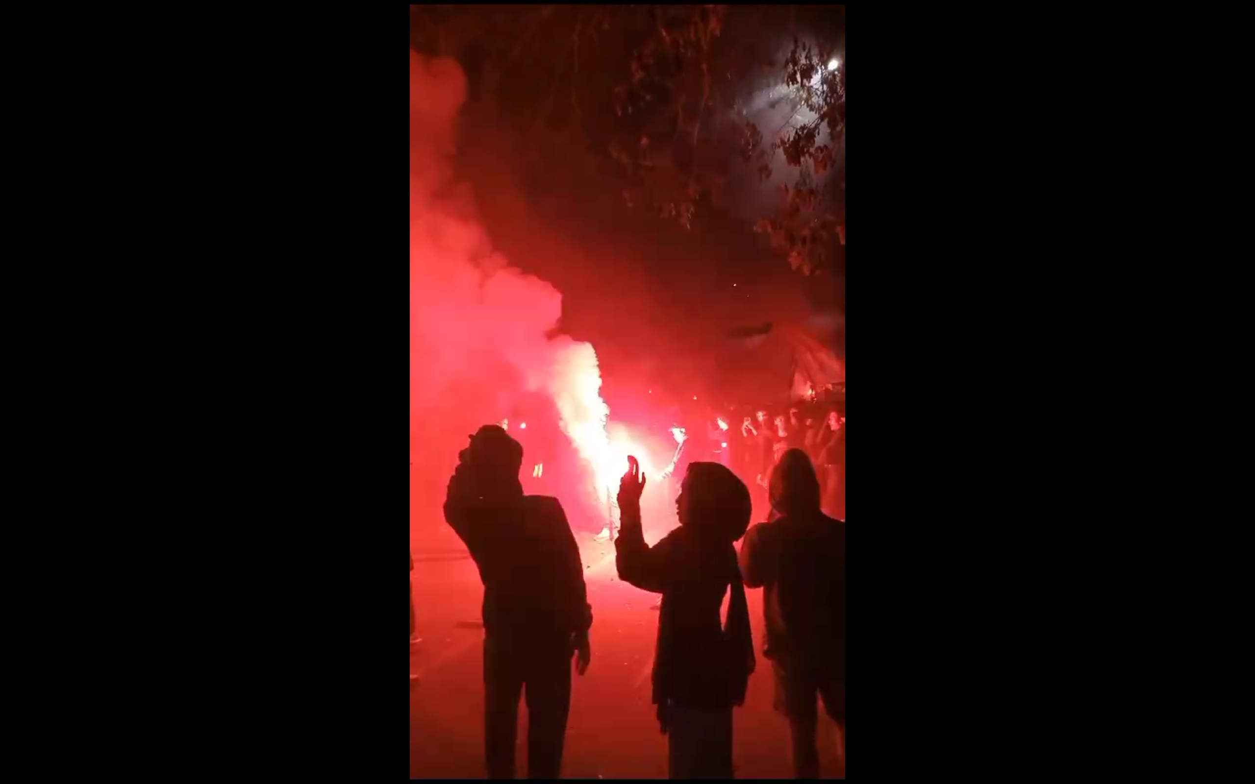 Pesta Flare merayakan 100 tahun Persis Solo di sepanjang Jalan Slamet Riyadi, Rabu (8/1/) dini hari.