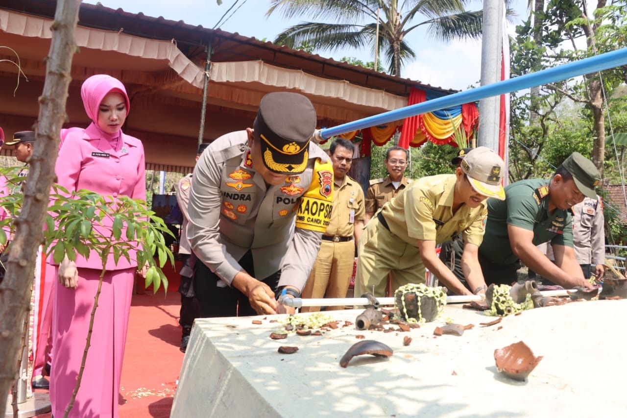 Kapolres Wonogiri AKBP Andi Muhammad Indra Waspada Amirullah dan forkompimda menghidupkan kran air bersih di Dusun Sawit, Desa/Kecamatan Paranggupito, Selasa (7/11/2023). (DOK.POLRES WONOGIRI)