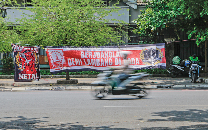 PUSAT PERHATIAN: Sejumlah banner tentang Persis Solo dipasang sepanjang Jalan Slamet Riyadi, Selasa (7/11).