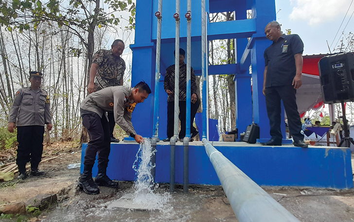 BANTUAN: Plt Bupati Karanganyar Rober Christanto bersama Kapolres Karanganyar AKBP Jerrold Hendra Kumontoy  resmikan sumur bor di Desa Krendowahono, kemarin.