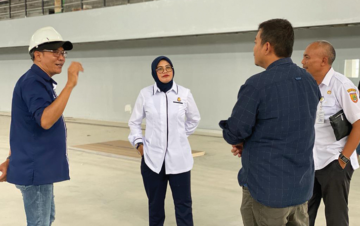 SIDAK: Kajari Sukoharjo Rini Triningsih (tengah) melaksanakan monitoring dan evaluasi pembangunan GOR, pekan lalu.