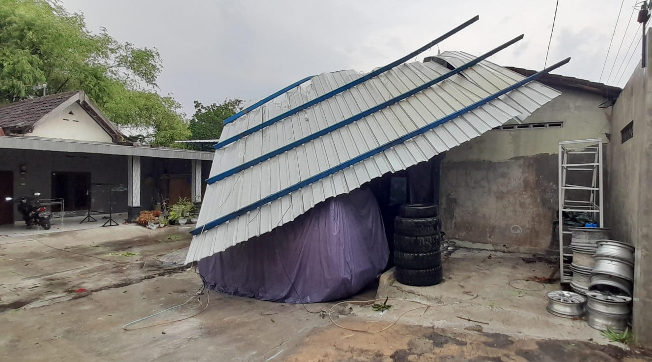 Atap rumah warga terdampak hujan deras dan angin kencang.