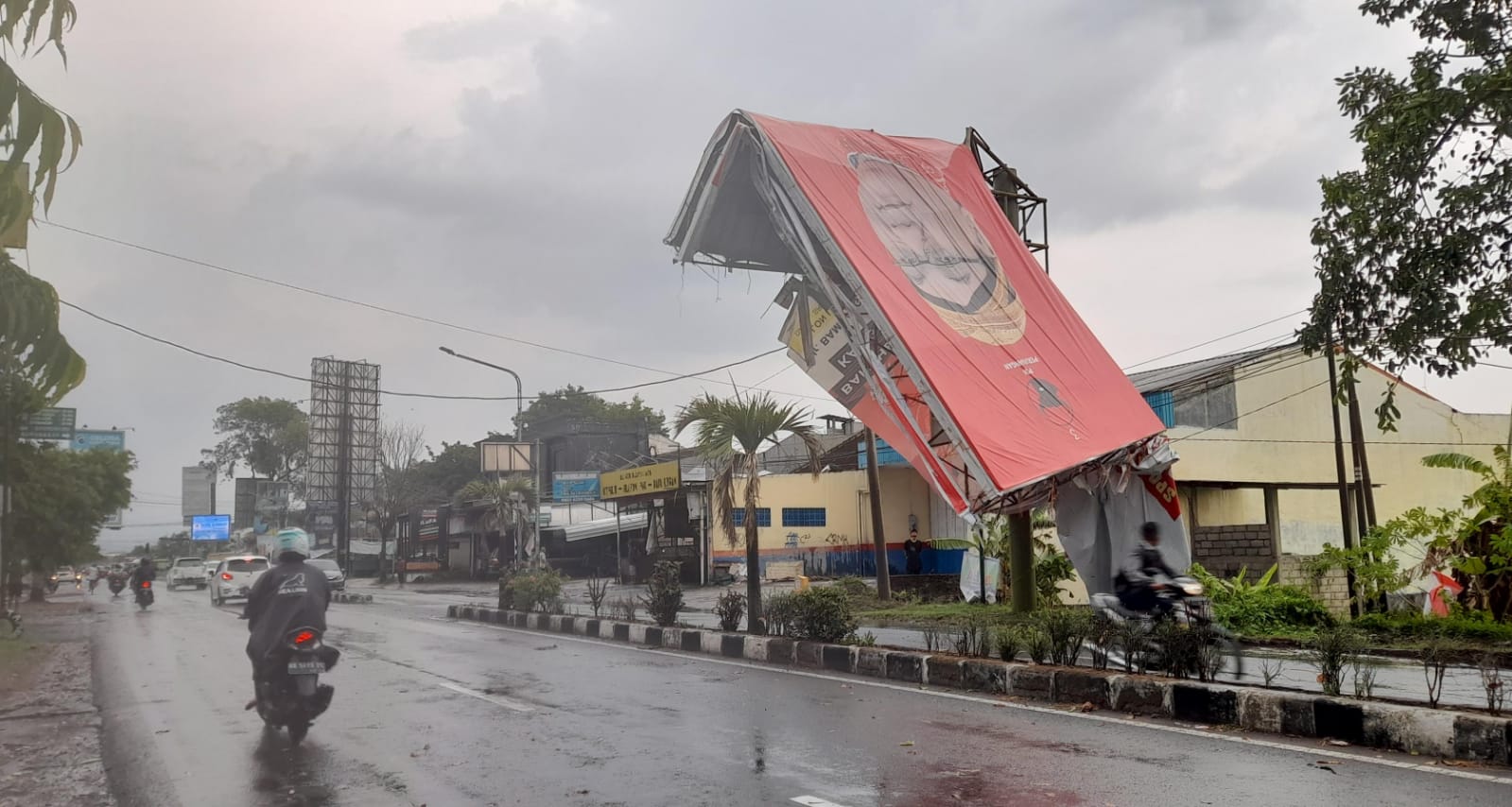 Baliho berukuran raksasa di kawasan perempatan Papahan, Tasikmadu, Karanganyar, ambruk, Kamis (9/11/2023).