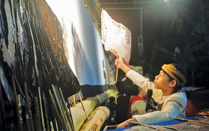 BERBAKAT: Pentas wayang dengan menampilkan dalang remaja di Desa Ngalas, Kecamatan Klaten Selatan, Selasa (7/11).