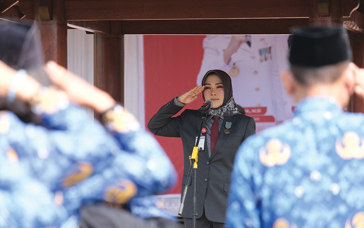 Bupati Klaten Sri Mulyani saat menjadi inspektur upacara Hari Pahlawan ke-78 di halaman Pendapa Pemkab Klaten, Jumat (10/11)