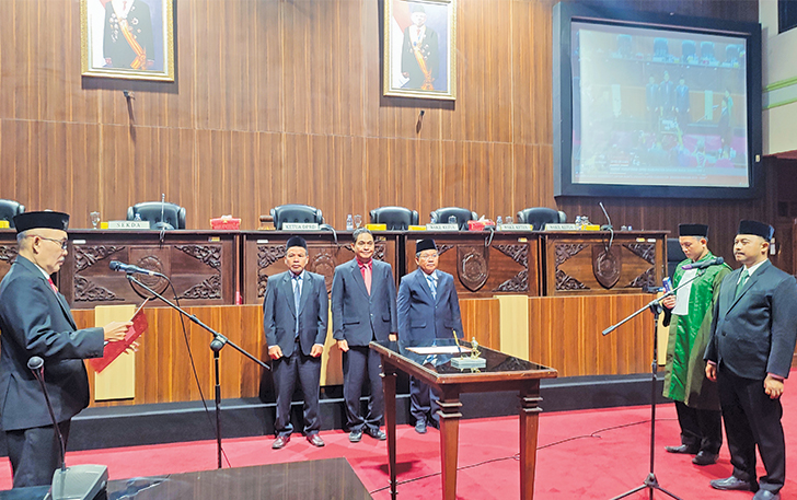 ANGGOTA BARU: Endro Supriyadi (kanan) saat dilantik menjadi anggota DPRD Sragen, kemarin.