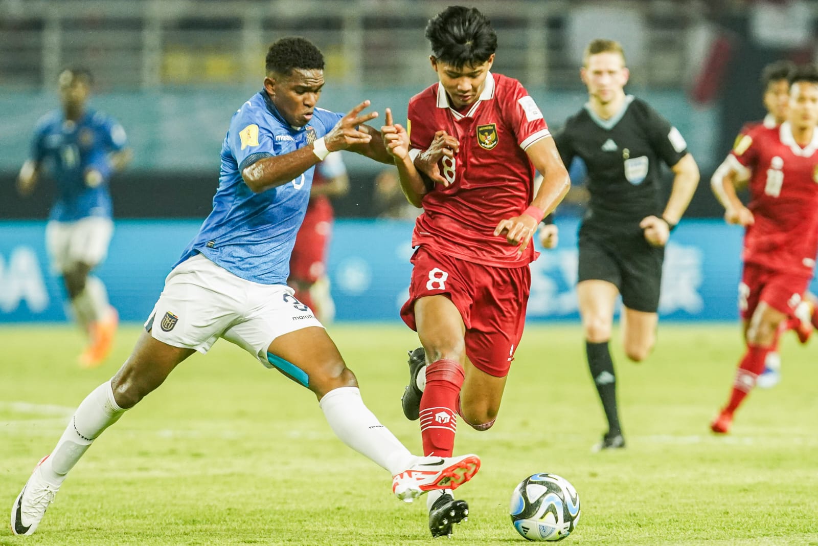 Striker Persis Solo Arkhan kaka (kanan) saat melawan Ekuador di Piala Dunia U-17 2023 di Stadion Gelora Bung Tomo Surabaya (RIANA SETIAWAN/JAWAPOS)