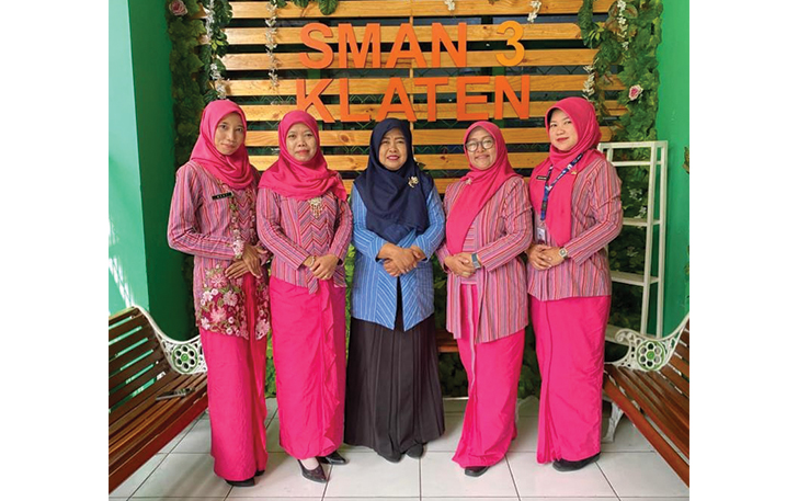 BUDAYA LOKAL: Guru SMAN 3 Klaten berseragam lurik setiap Kamis.