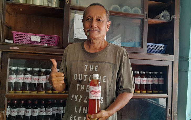 TURUN-TEMURUN: Hari Raharjo membuat minuman tradisional dari rempah-rempah. Memperlihatkan produk minuman kemasan yang sudah jadi.