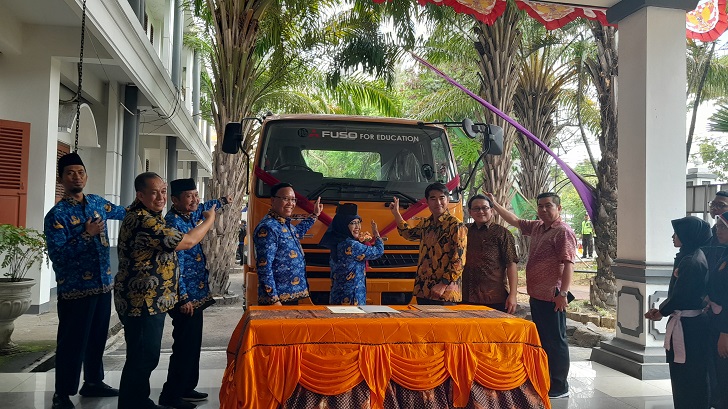 Presiden Direktur KTB Nobukazu Tanaka (tiga dari kanan) serahkan Mitsubishi Fuso Fighter X berteknologi EURO 4 ke SMKN 5 Kota Solo, Jumat (10/11/2023).