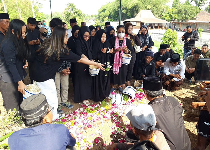 Keluarga dan sahabat mengantarkan Cak Diqin di peristirahatan terakhir di permakaman umum Dusun Glagahan, Desa Jipangan, Kecamatan Banyudono, Boyolali