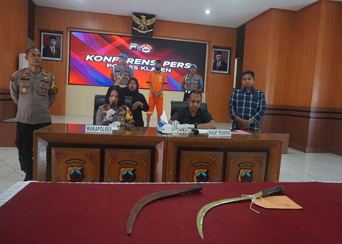 Wakapolres Klaten Kompol Tri Wakhyuni bersama jajaran Satreskrim Polres Klaten memperlihatkan celurit dan tersangka di Mapolres Klaten.