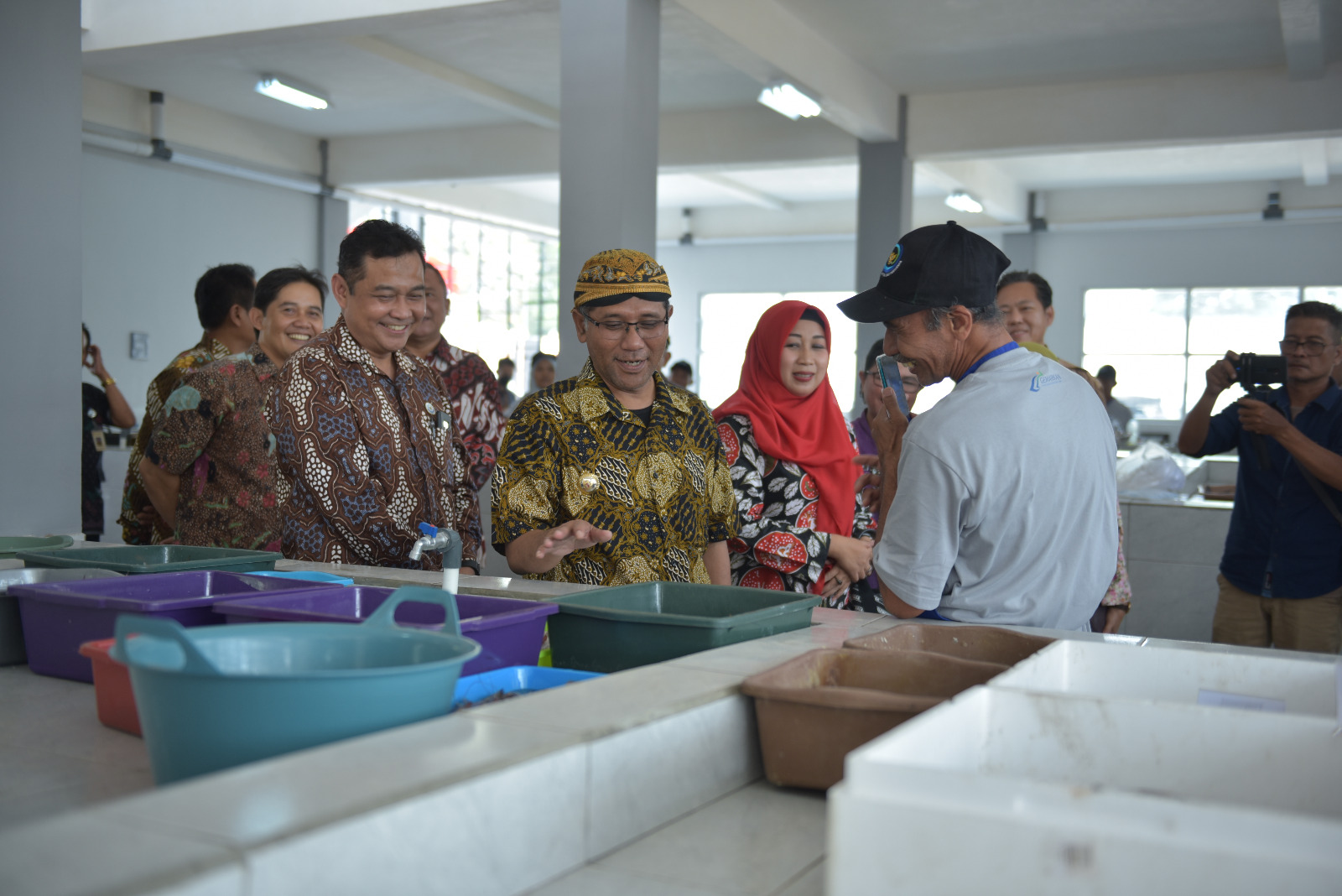 Bupati M. Said Hidayat kunjungi pasar ikan di eks Lapangan Sunggingan.
