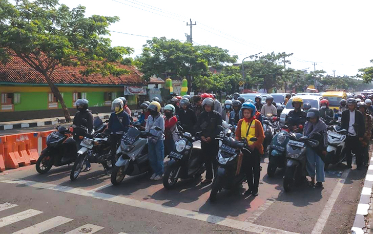 Aksi heningkan cipta peringati hari Pahlawan yang digelar Satlantas Polre Karanganyar melibatkan pengendara sepeda motor dan mobil di Jalan Lawu Simpang empat Papahan, Jumat (10/11).