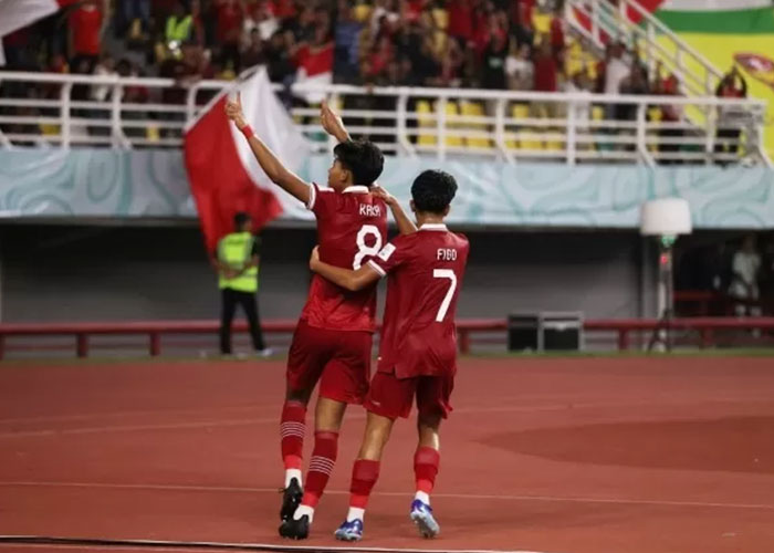 Arkhan Kaka (kiri) melakukan selebrasi atas golnya ke gawang Ekuador U-17 di Stadion Gelora Bung Tomo, Jumat (10/11). (Doc. LOC WCU17/BRY)