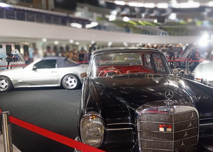 Mobil-mobil Mercedes-Benz dipamerkan di Edutorium UMS dalam rangka jambore nasional, Sabtu-Minggu (11-12/11).