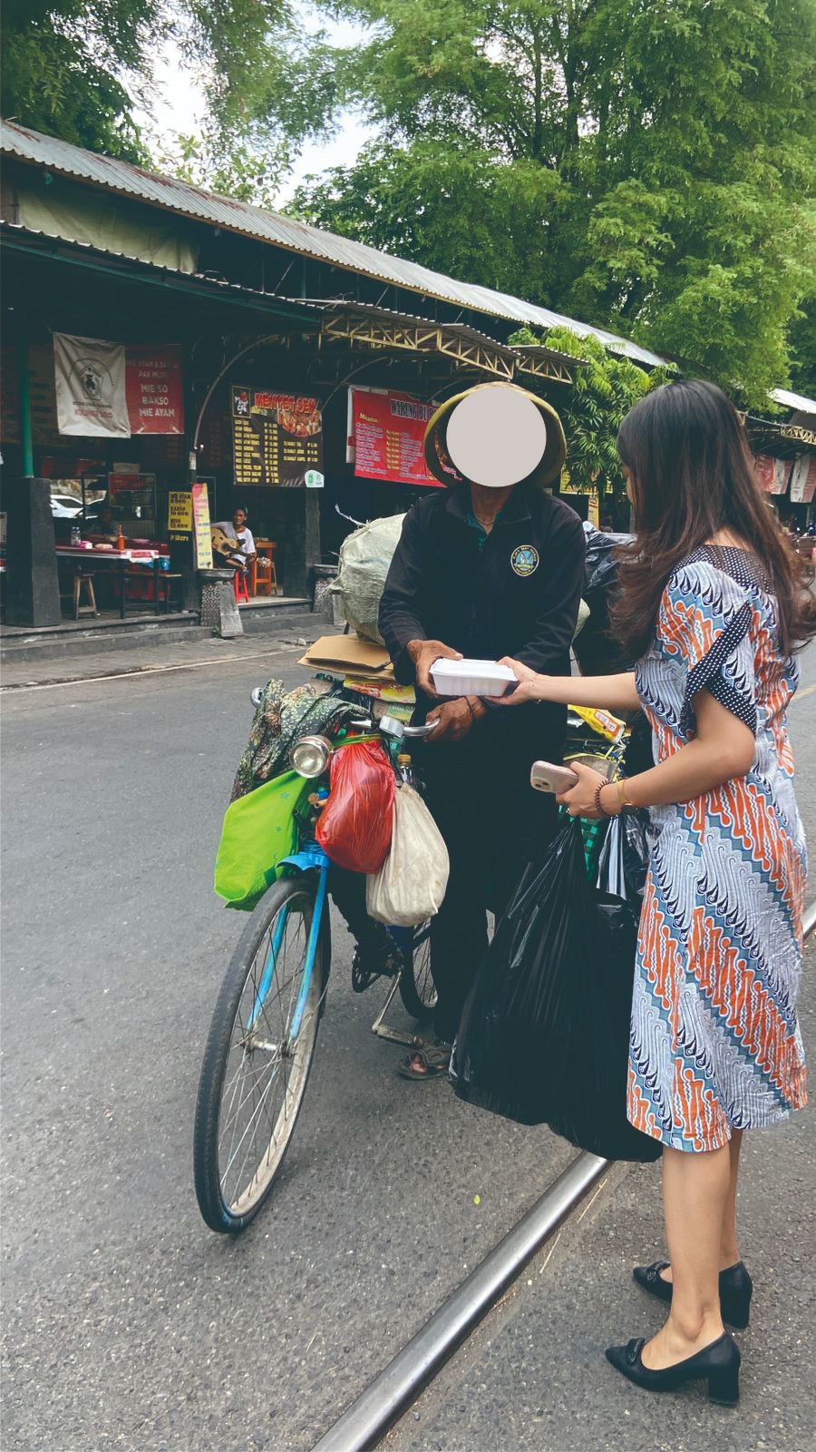 Pembagian nasi boks oleh manajemen PGS dalam rangka memperingati Hari Pahlawan, Jumat (10/11/2023)