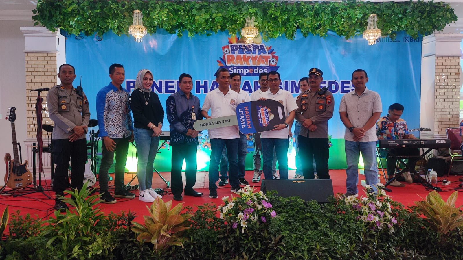 Manajemen BRI Cabang Sragen serahkan grand prize mobil Honda BRV kepada pemenang Panen Hadiah Simpedes Periode I Tahun 2023 periode Maret-Agustus, Sabtu (11/11/2023).
