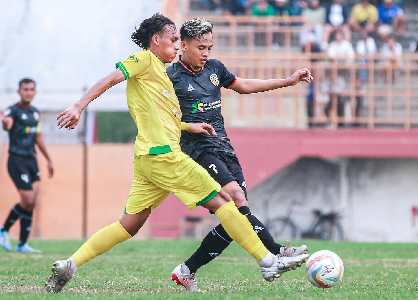 Laga Sragen United (kanan) melawan Persip Pekalongan di Stadion Hoegeng, Kota Pekalongan, Minggu sore (12/11). (DOK. SRAGEN UNITED)