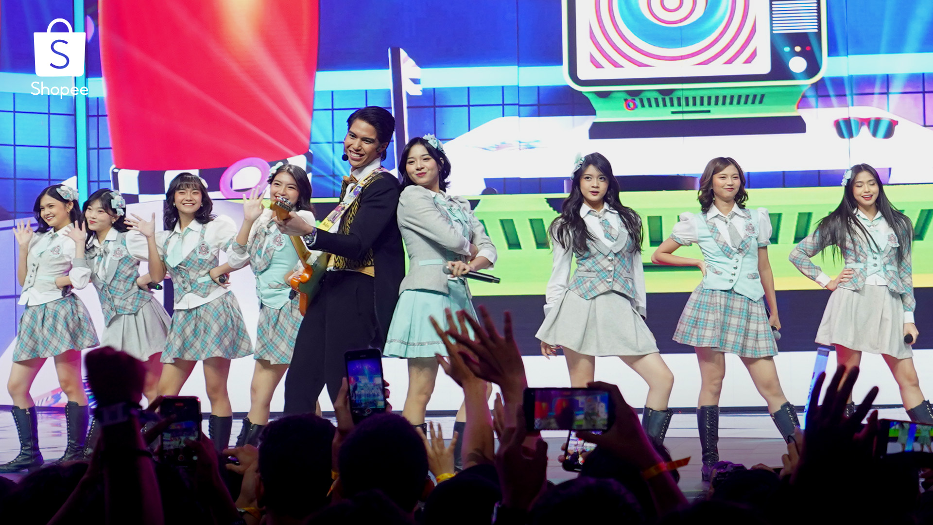 Penampilan eksklusif dari JKT48 bersaka El Rumi membawakan berbagai lagu hits-nya yang sukses membuat para penonton dan fans bernyanyi bersama.