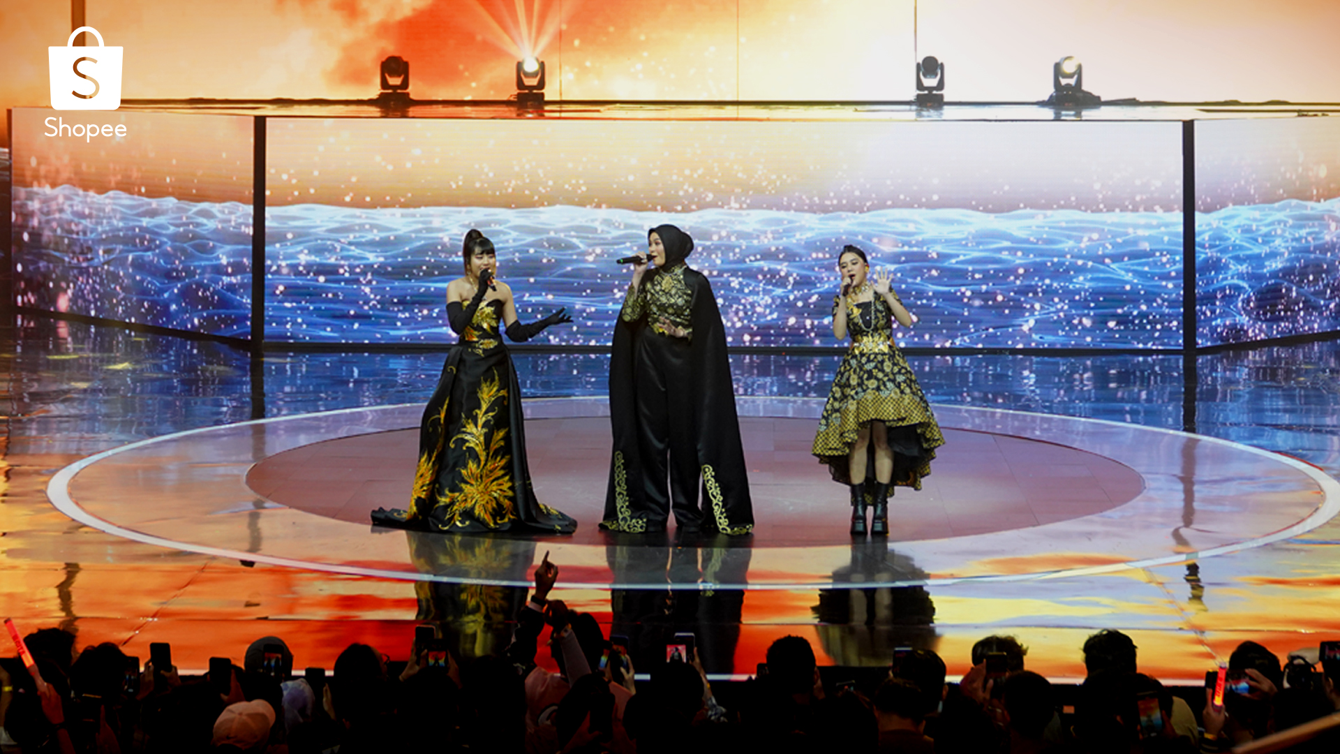 Tiga diva penyanyi Indonesia Ghea, Salma, dan Ziva, mereka melantunkan nada indah sambil membawakan lagu sambil membawakan lagu Seribu Tahun x Semata Karenamu