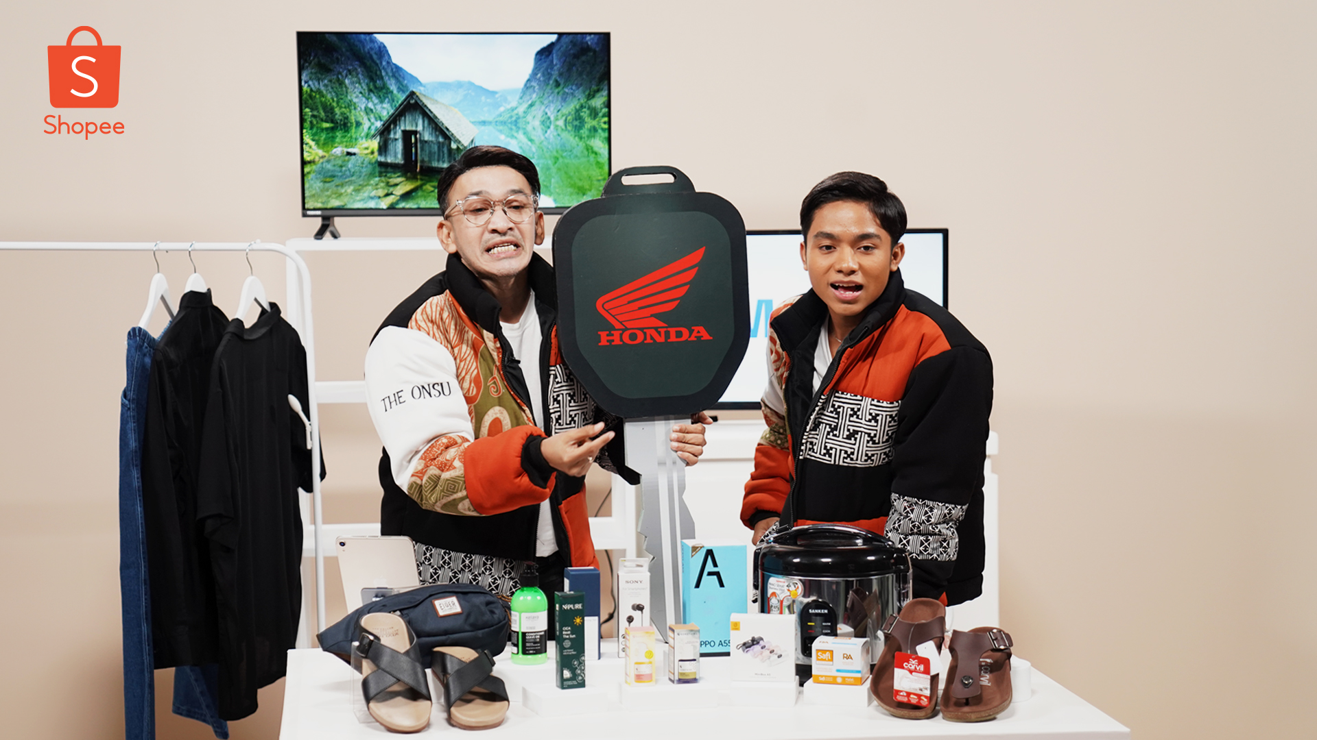 Kemeriahan Big Flash Sale 11RB Mobil Bersama Ruben Onsu. Empat orang berhasil memenangkan hadiah grand prize mobil Big Flash Sale yang dihubungi langsung melalui Shopee Live.